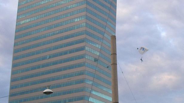 Basejumper stürzten sich von Büroturm