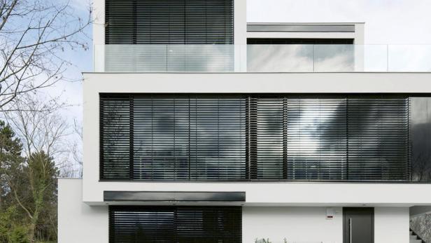 Zweifamilienhaus im 19. Bezirk von Feitzinger Architekten: Die äußere Gestaltung ist von einem Bücherstapel inspiriert.