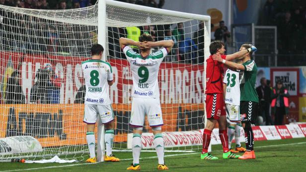 Enttäuschte Rapid Wien Spieler nach einem Gegentor im Fussballspiel.