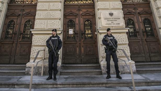 Serbia and Russian jihadists trial Erhöhtes Polizeiaufgebot beim Prozess.