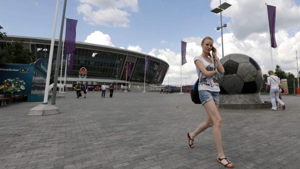 Eine junge Frau telefoniert vor der Donbass Arena in Donezk.