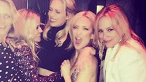 Eine Gruppe von Frauen posiert lächelnd für ein Foto.