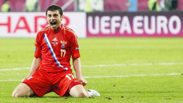 Ein russischer Fußballspieler jubelt auf dem Rasen.