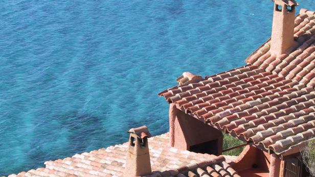 Beste Fels-Lage auf Sardinien: Beim Aufwachen im Haus auf dem Meeresfels im äußersten Süden Sardiniens hören Paare den Klang der gegen die Küste schlagenden Wellen. Das Haus thront hoch über dem Meer und verfügt dadurch über eine ebenso romantische wie privilegierte Lage. Stufen führen die 25 Meter zum Meer hinab. Die große Terrasse mit Blick auf das Wasser stellt den perfekten Rahmen für ein Candlelight-Dinner oder Verwöhn-Frühstück in Zweisamkeit dar. Buchbar über www.sardinienhaus.com. (Bildquelle: tisenti)