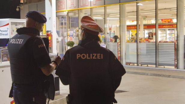 Polizeibeamte am Tatort in der Linzer Franckstraße.