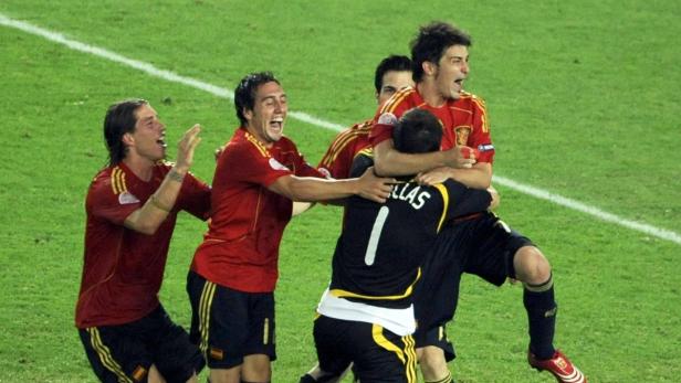 Spanische Fußballspieler feiern einen Sieg auf dem Rasen.