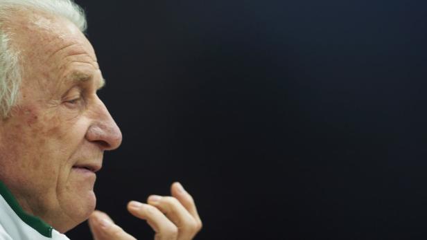 Ein älterer Mann mit weißen Haaren im Profil vor einem dunklen Hintergrund.