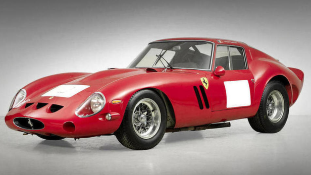 Ein roter Ferrari 250 GTO steht vor einem neutralen Hintergrund.