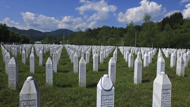 Blick über den Friedhof von Srebrenica mit zahlreichen weißen Grabsteinen.