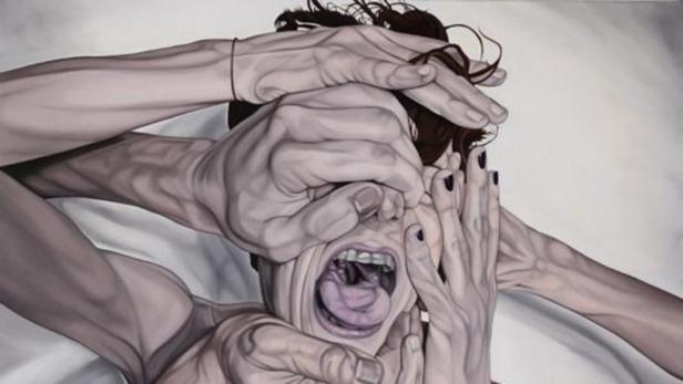 Eine schreiende Person wird von mehreren Händen berührt und festgehalten.