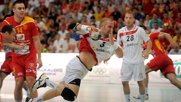 Ein Handballspieler wirft den Ball während eines Spiels.