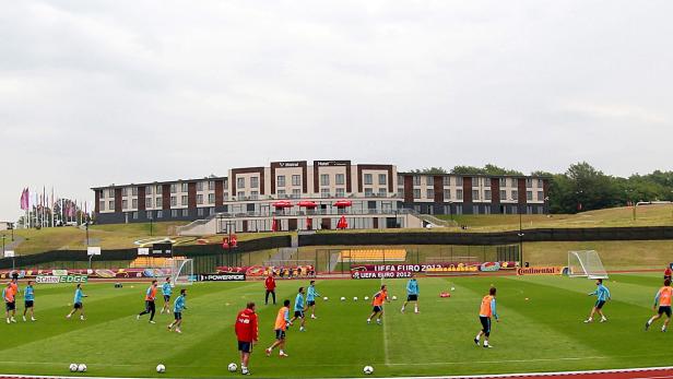 Fußballspieler trainieren auf einem Rasenplatz vor dem „Mistral Hotel“ während der UEFA Euro 2012.