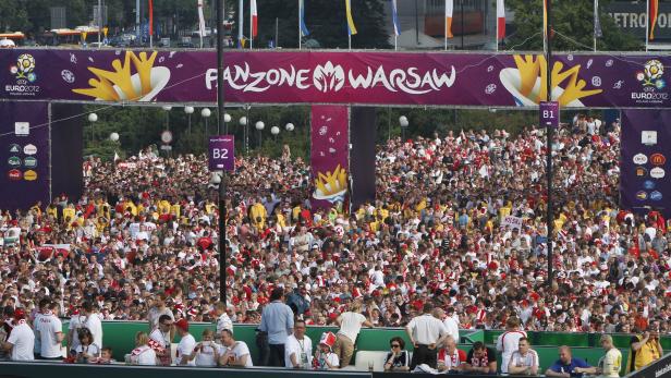 Eine große Menschenmenge in der Fanzone Warschau während der UEFA EURO 2012.