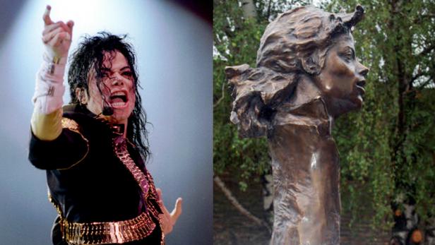 Ein Foto von Michael Jackson auf der Bühne, daneben eine Bronzestatue von ihm.