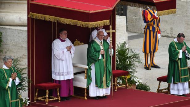 Papst Franziskus bei einer Messe im Vatikan am Samstag