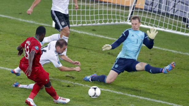 Manuel Neuer versucht, einen Schuss während eines Fußballspiels zu halten.