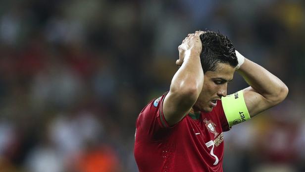 Cristiano Ronaldo mit den Händen im Haar, sichtlich frustriert.
