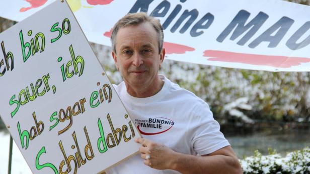 Roland Schmidt (SPD) von der Initiative &quot;Keine Maut ab Grenze&quot; in Kiefersfelden/Bayern hat die Genehmigung für die erste Demo auf einer bayerischen Autobahn erhalten. Sie findet parallel zur Blockade bei Kufstein am 1.12.13 statt.