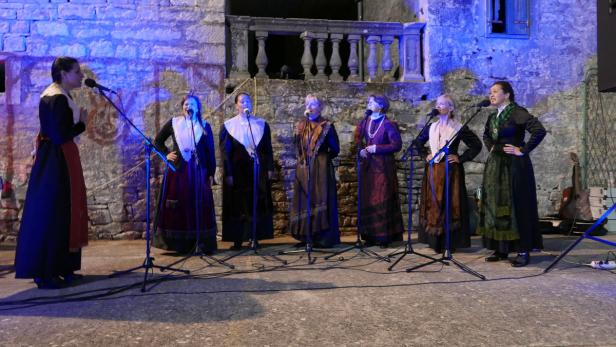 Inselleben: Der Frauenchor Čuvite bei einem sommerabendlichen Auftritt in Gornje Selo