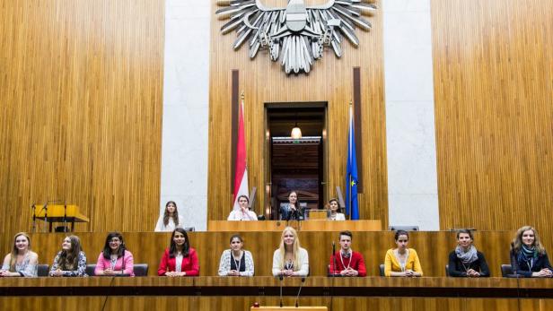 Eine Gruppe junger Menschen sitzt im österreichischen Parlament.