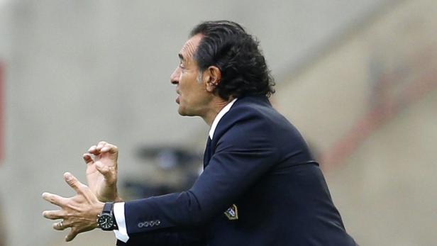 Ein Mann in einem Anzug gestikuliert mit seinen Händen.