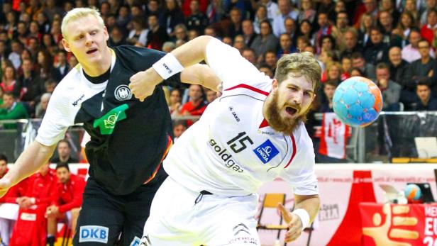 Ein Handballspieler der deutschen Nationalmannschaft wirft den Ball.