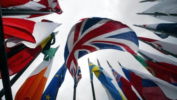 Viele verschiedene Nationalflaggen wehen im Wind.