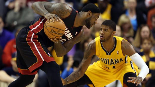 LeBron James und Paul George während eines Basketballspiels.