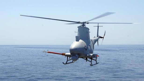 Eine unbemannte Drohne vom Typ MQ-8 Fire Scout über dem Ozean.