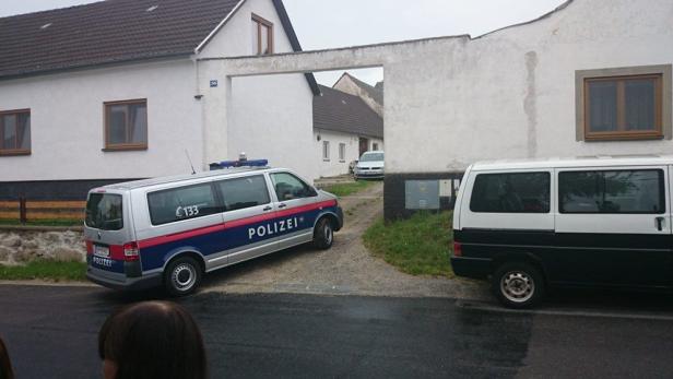 60 Polizisten waren auf einem Bauernhof in Hollenbach, Bezirk Waidhofen/Thaya, im Einsatz.