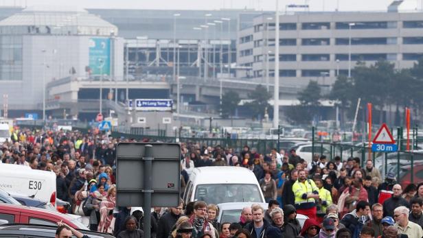 Menschen verlassen den Flughafen in Brüssel nach den Explosionen.