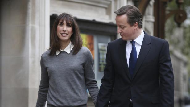 REUTERSBritains Prime Minister David Cameron walks to a polling station to vote in local elections with his wife Samantha (L) in central London May 3, 2012. REUTERS/Peter Macdiarmid/POOL (BRITAIN - Tags: POLITICS ELECTIONS PROFILE) GB: Cameron vergaß Tochter im Pub