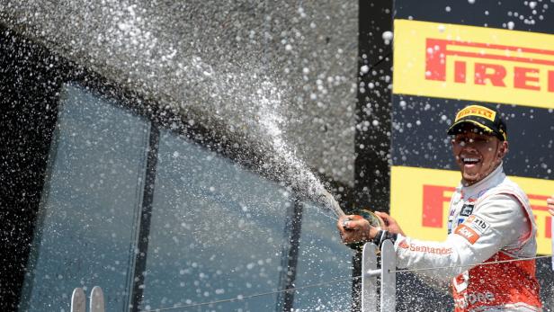 Lewis Hamilton feiert einen Formel-1-Sieg mit Champagner.