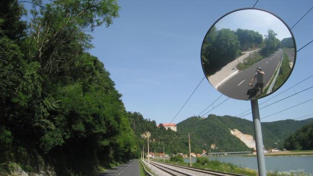 Genialer Spiegel für Radler: Auf der ruhigen 679 parallel zu Save und Bahn nach Krsko