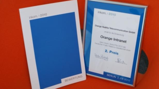 Ein gerahmter Preis und eine Urkunde für das „Orange Intranet“ von Orange Austria Telecommunication GmbH.