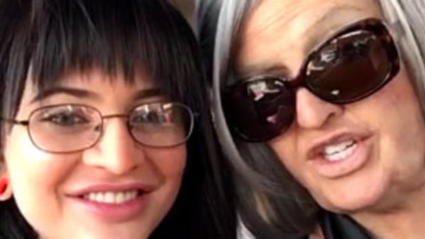 Zwei Frauen posieren für ein Selfie, eine mit Brille und die andere mit Sonnenbrille.