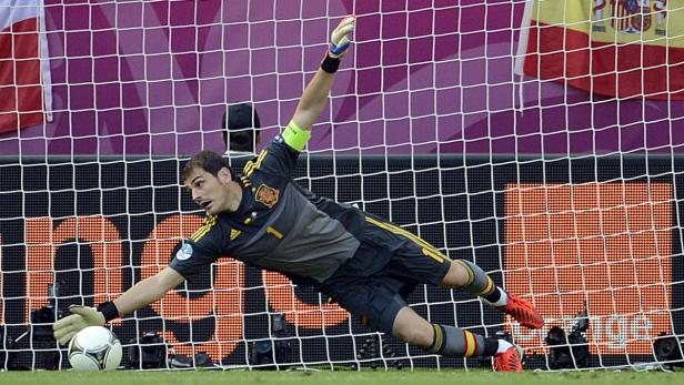 Iker Casillas versucht, einen Ball während eines Fußballspiels zu halten.