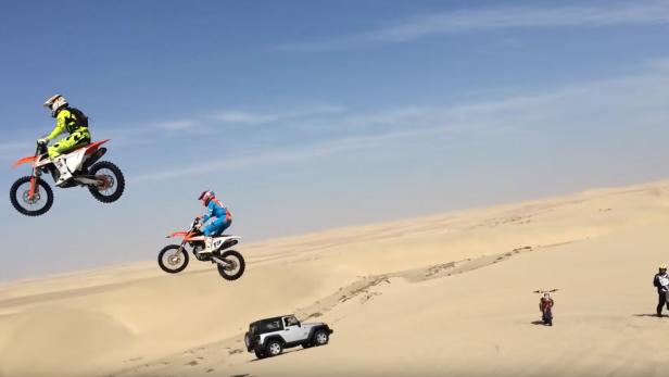 Wer beim Springen über Sanddünen mit dem Motorrad nicht schaut, wohin die Reise geht, könnte mit einer Jeep-Kolonne machen.
