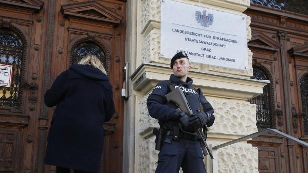 Ein Polizeibeamter vor dem Straflandesgericht in Graz.