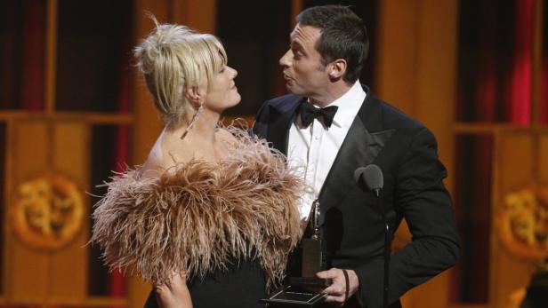 Hugh Jackman und eine Frau bei einer Preisverleihung.