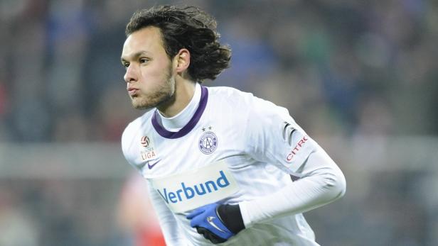 Ein Fußballspieler der Austria Wien in einem weißen Trikot mit dem Verbund-Logo.