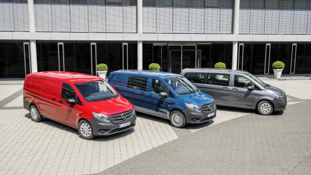 Drei Mercedes-Benz Vito Transporter in Rot, Blau und Grau stehen vor einem modernen Gebäude.