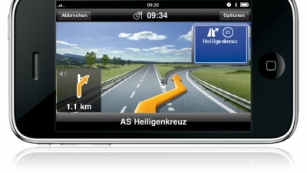 Ein iPhone zeigt eine Navigations-App mit der Routenführung zur Autobahnabfahrt Heiligenkreuz.