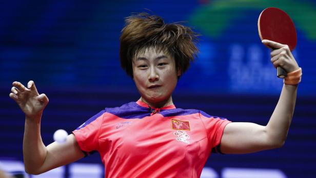 Eine Tischtennisspielerin des chinesischen Nationalteams beim Aufschlag.