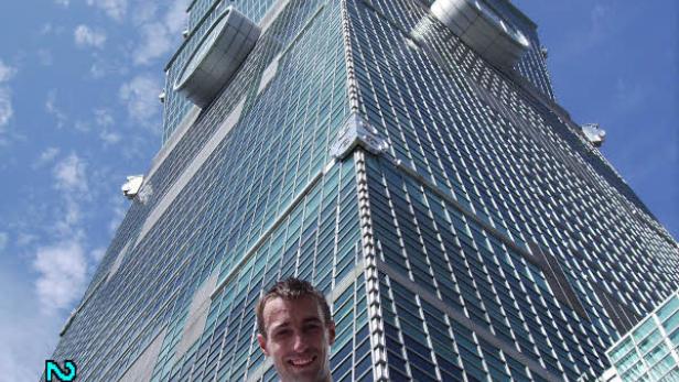 Ein Läufer steht vor dem Wolkenkratzer Taipei 101 in Taiwan.