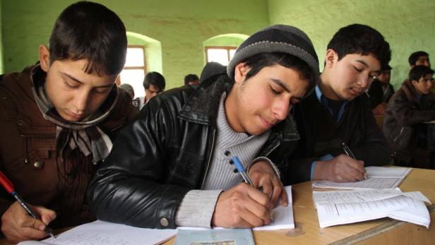 Bildung lohnt sich – das zeigt die Studie ebenso. So kann jedes Jahr in der Grundschule den späteren Verdienst bei Männern um fünf bis 15 Prozent steigern – bei Mädchen sogar mehr. (Bild: Afghanische Schüler)