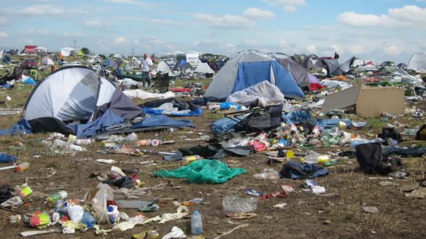 Ein vermülltes Zeltlager nach einem Festival.