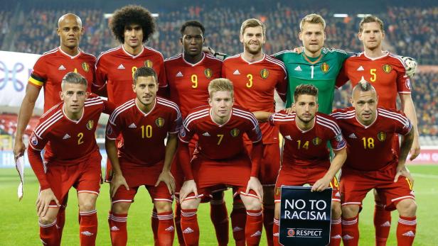 Die belgische Fußballnationalmannschaft posiert für ein Mannschaftsfoto mit einem „No to Racism“-Schild.