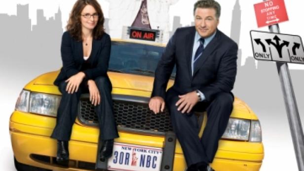 Die Schauspieler Tina Fey, Tracy Morgan und Alec Baldwin posieren auf dem Cover von „30 Rock“ auf einem gelben Taxi.