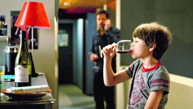 Der Neunjährige hat bereits so viel Sorgen mit seinen Eltern, dass er Rotwein trinken muss, um sie zu vergessen: „Mama gegen Papa“